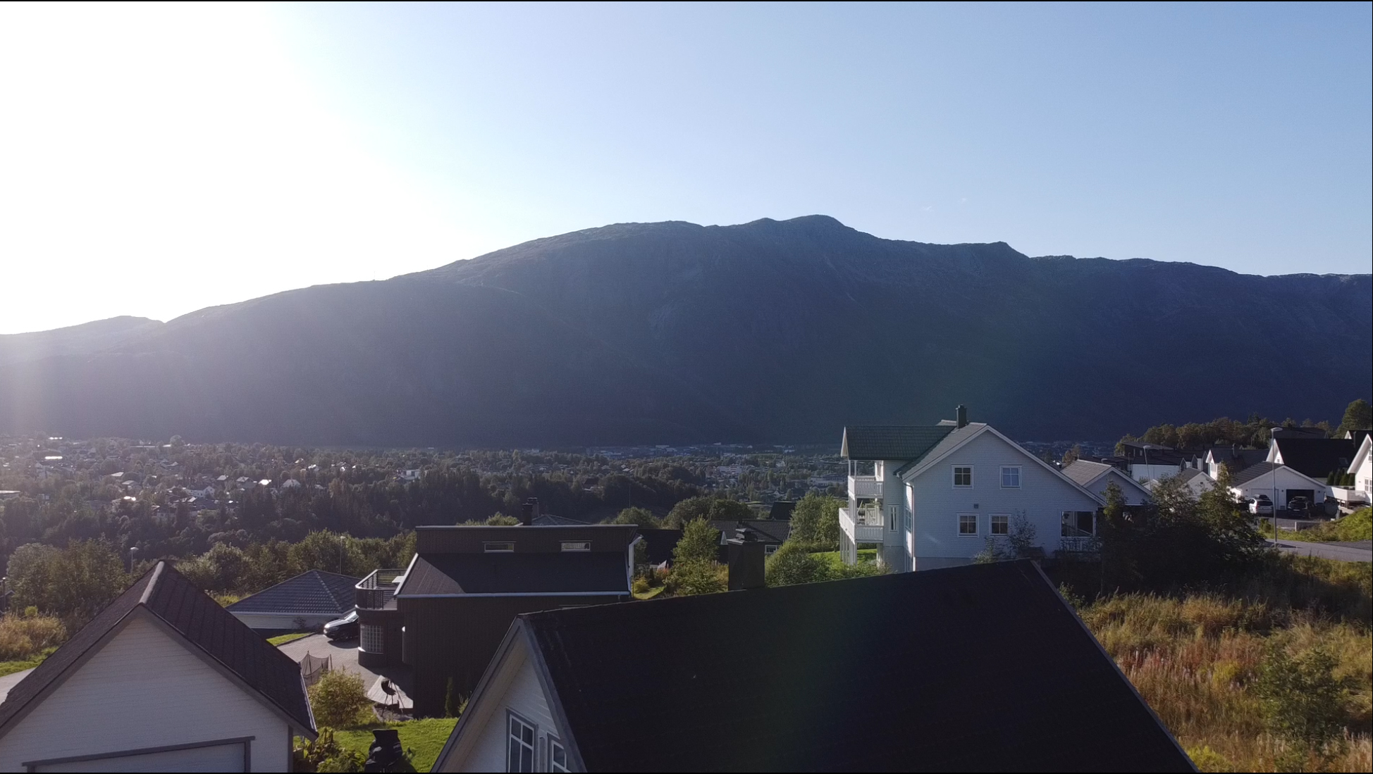 Panoramautsikt fra Andåsen mot dalen i Mosjøen på en solrik dag